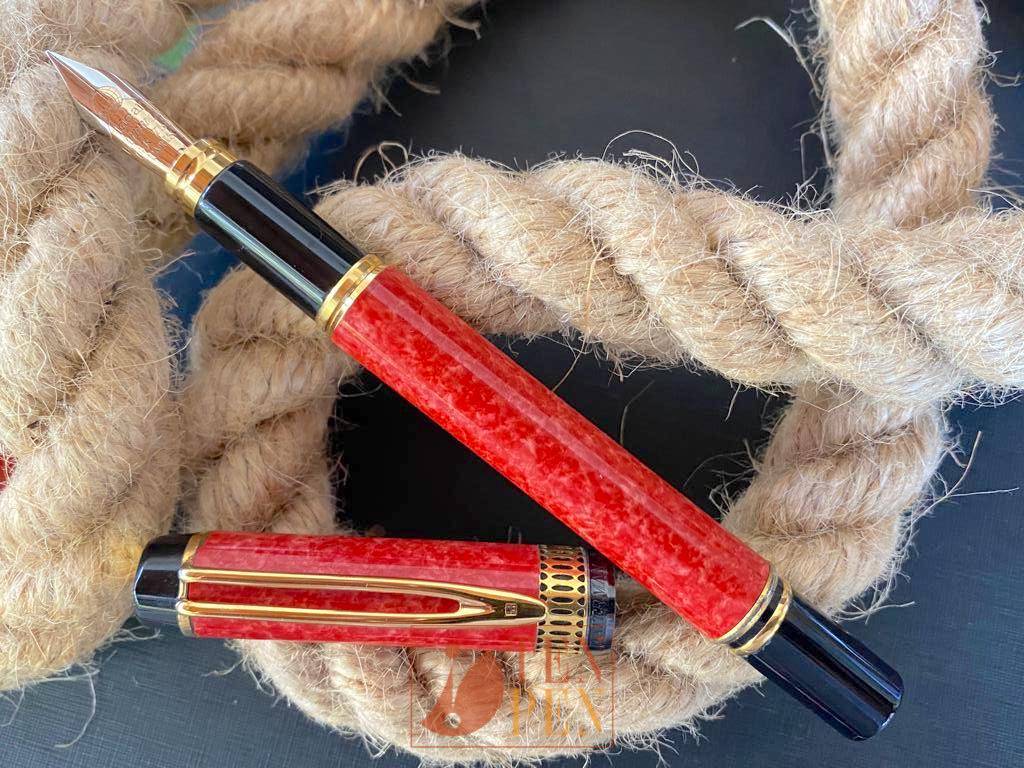 MONTBLANC : Stylo à plume, laqué rouge-bordeaux, la plume en or jaune