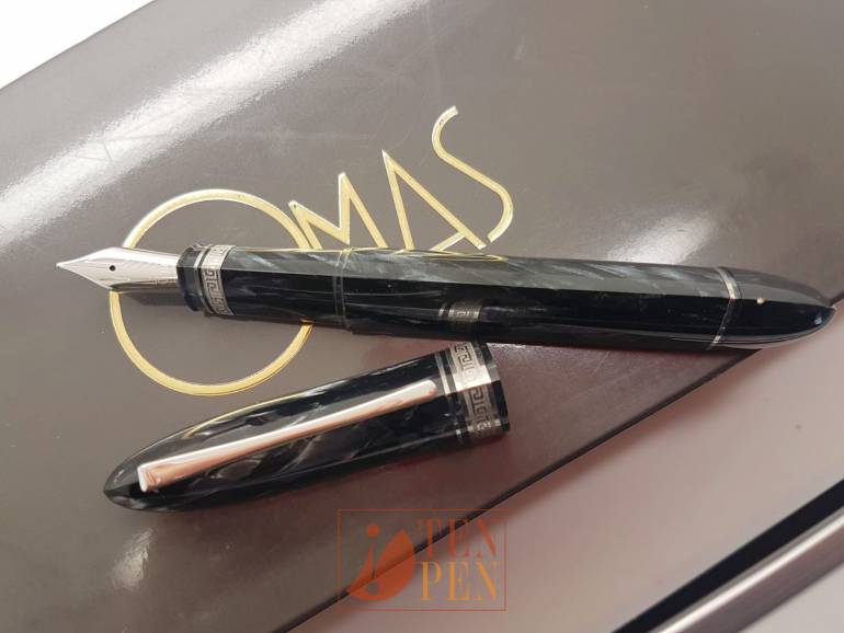toezicht houden op slijm Slapen OMAS 360 gray pearl celluloid | Tenpen - By Letizia Iacopini